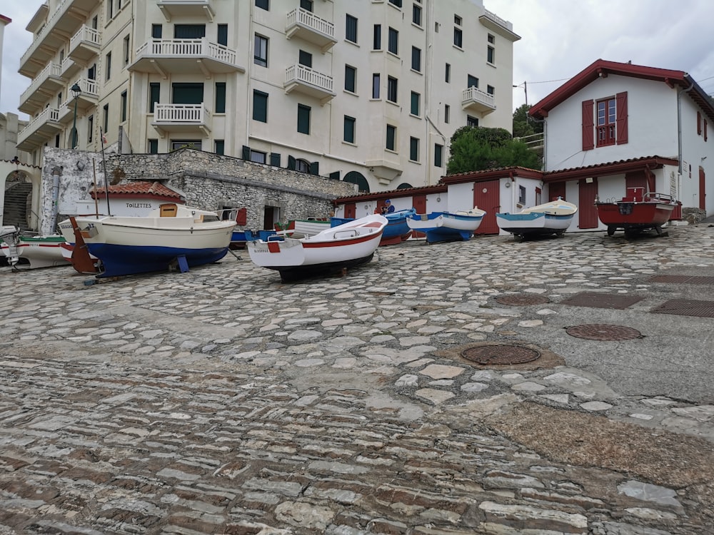 barcos estacionados en una playa