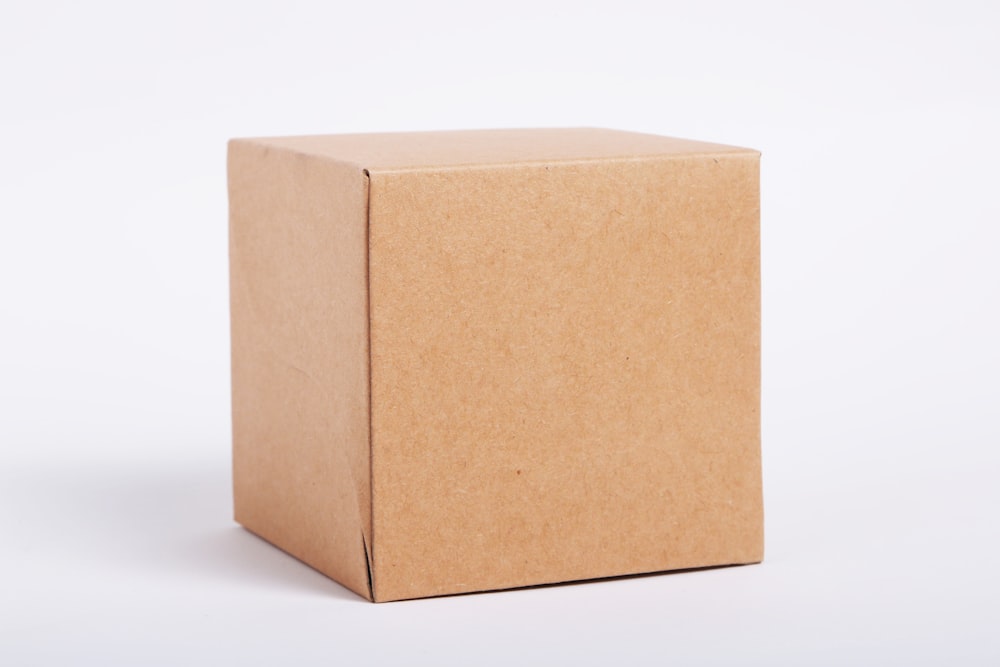 白い背景の茶色のボックス