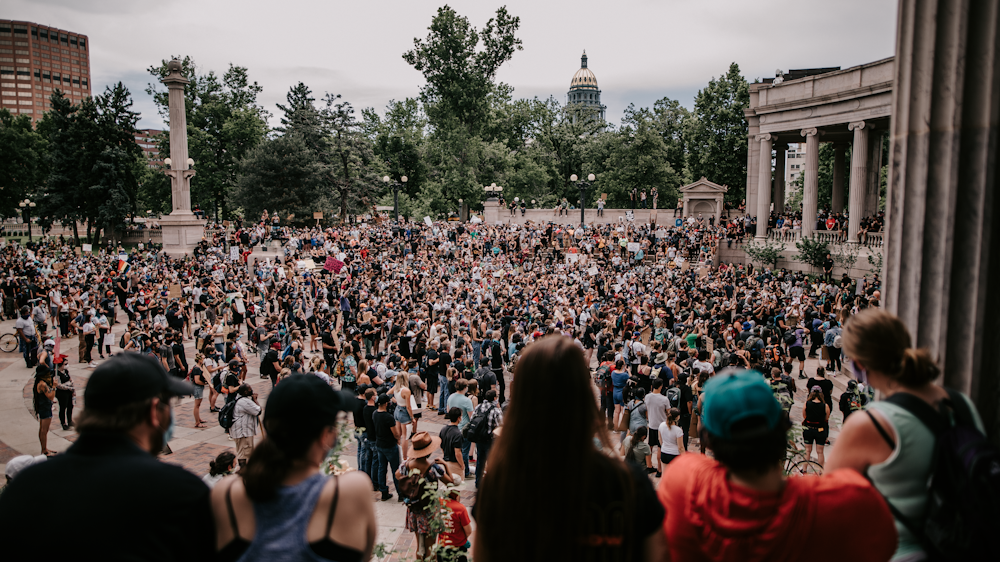 Une grande foule de personnes sur une place de la ville