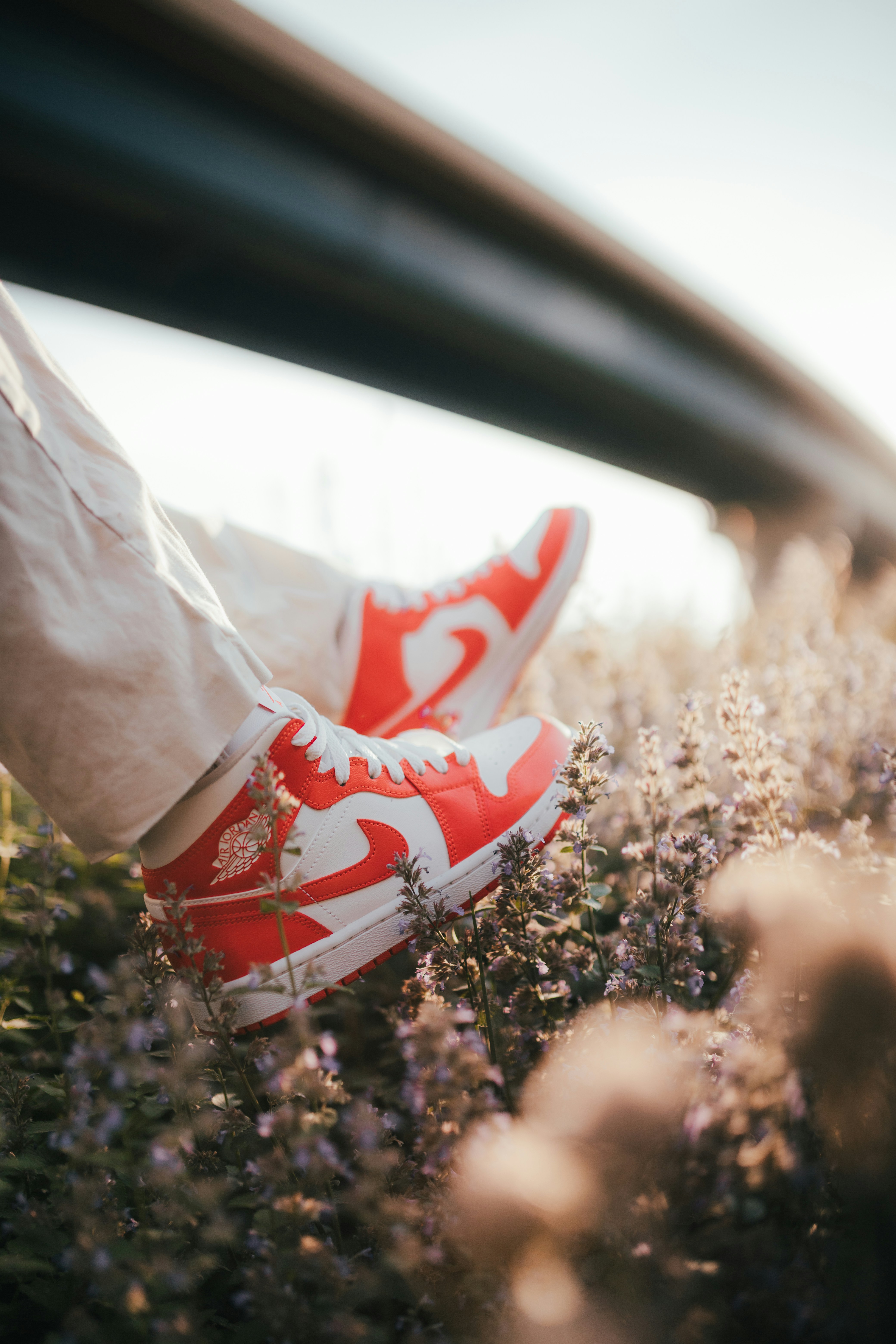 una mano sosteniendo una bolsa roja y blanca de dulces