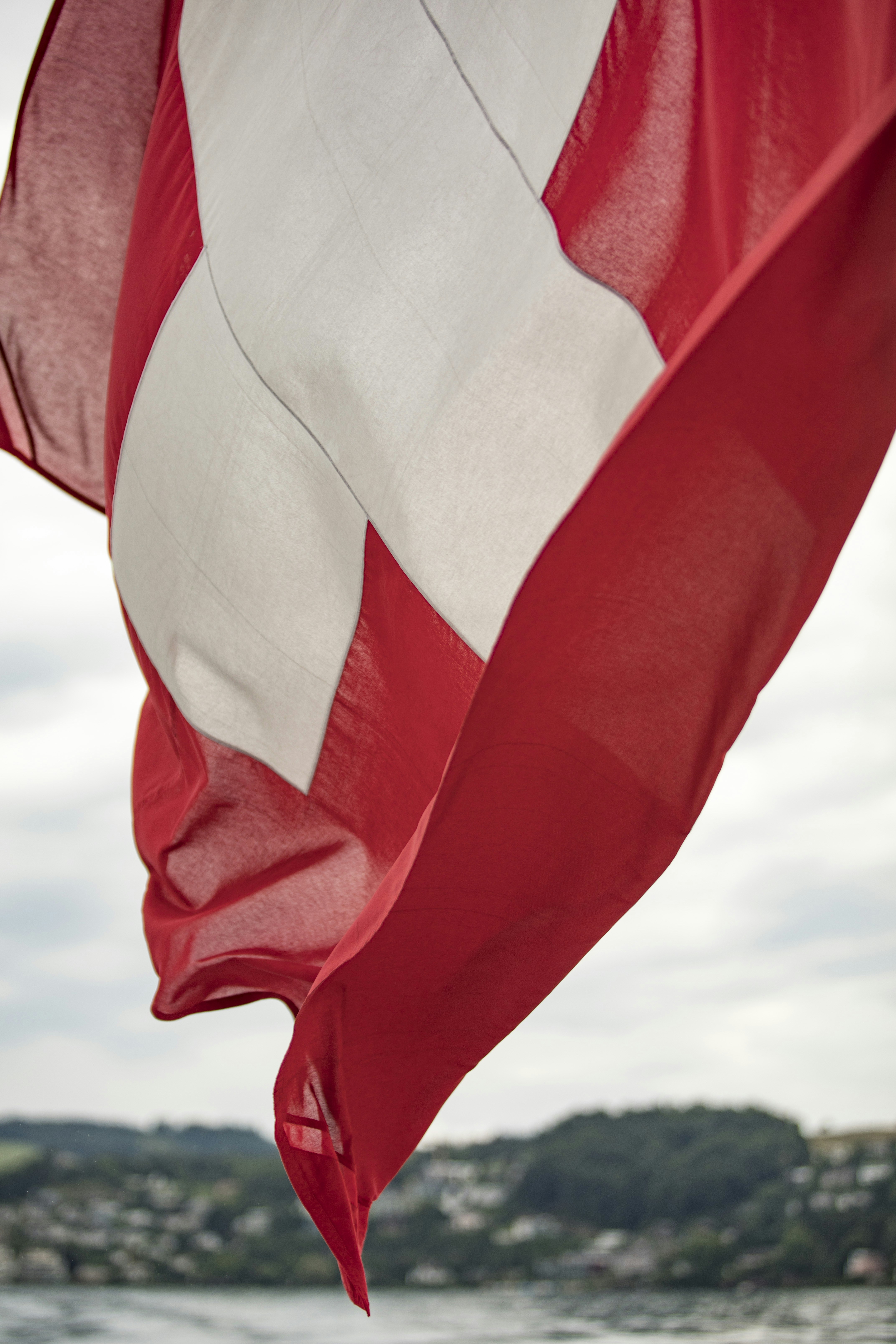 Una bandera roja y blanca foto – Imagen de Ropa gratuita en Unsplash, image size:3000x4500