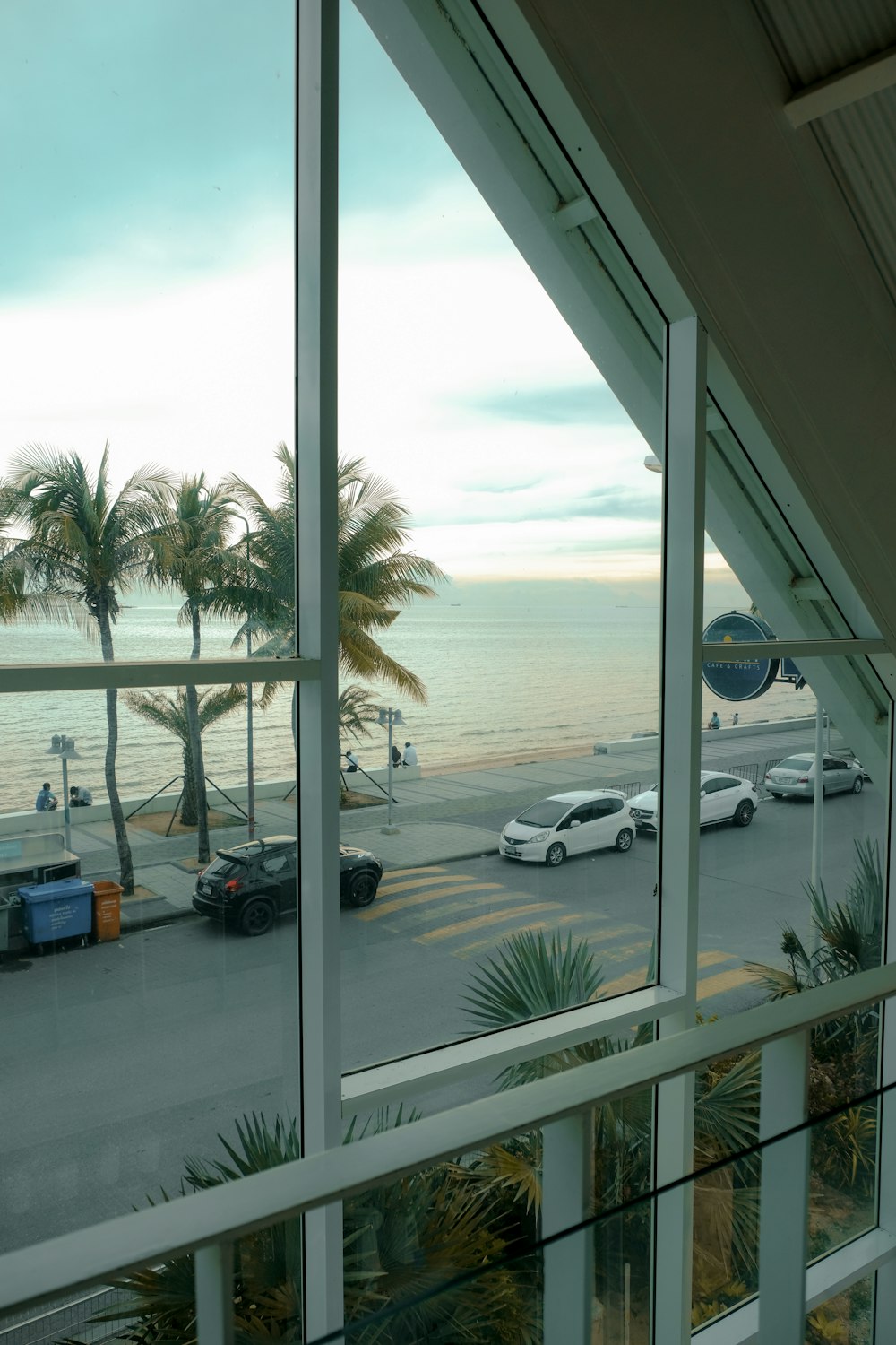 una vista dell'oceano da un balcone