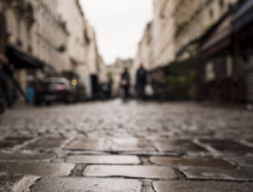 Une rue avec une voiture dessus