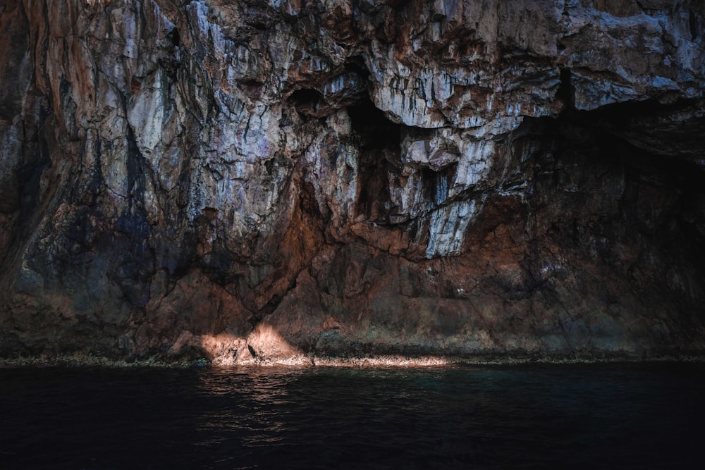 una cueva con un cuerpo de agua en ella
