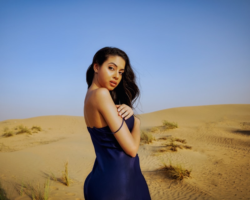 Beauté coréenne sur plage dorée