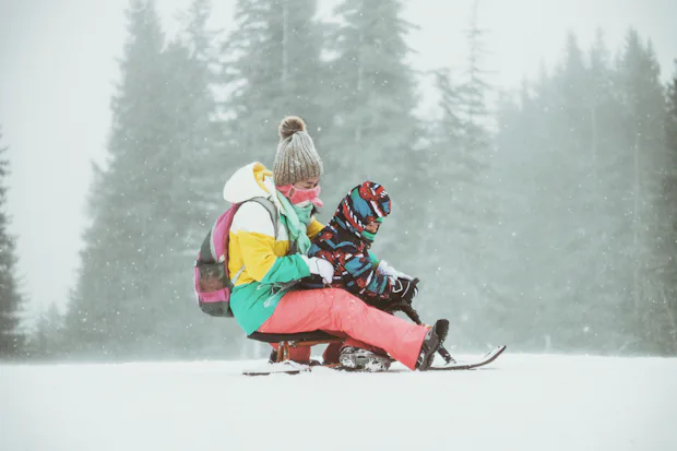 Mãe grávida de perfil acariciando a barriga com as mãos, em um momento de carinho e expectativa. A imagem simboliza a jornada da gravidez e o cuidado com a saúde do bebê, um tema central para pais preocupados com a COVID-19 e a saúde intestinal de seus recém-nascidos.