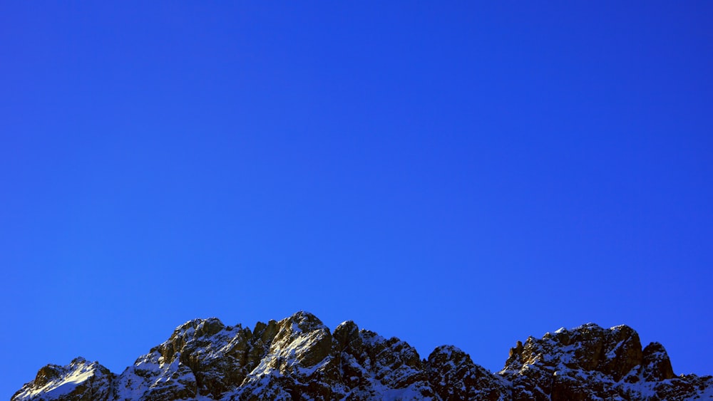 Une montagne enneigée avec un ciel bleu