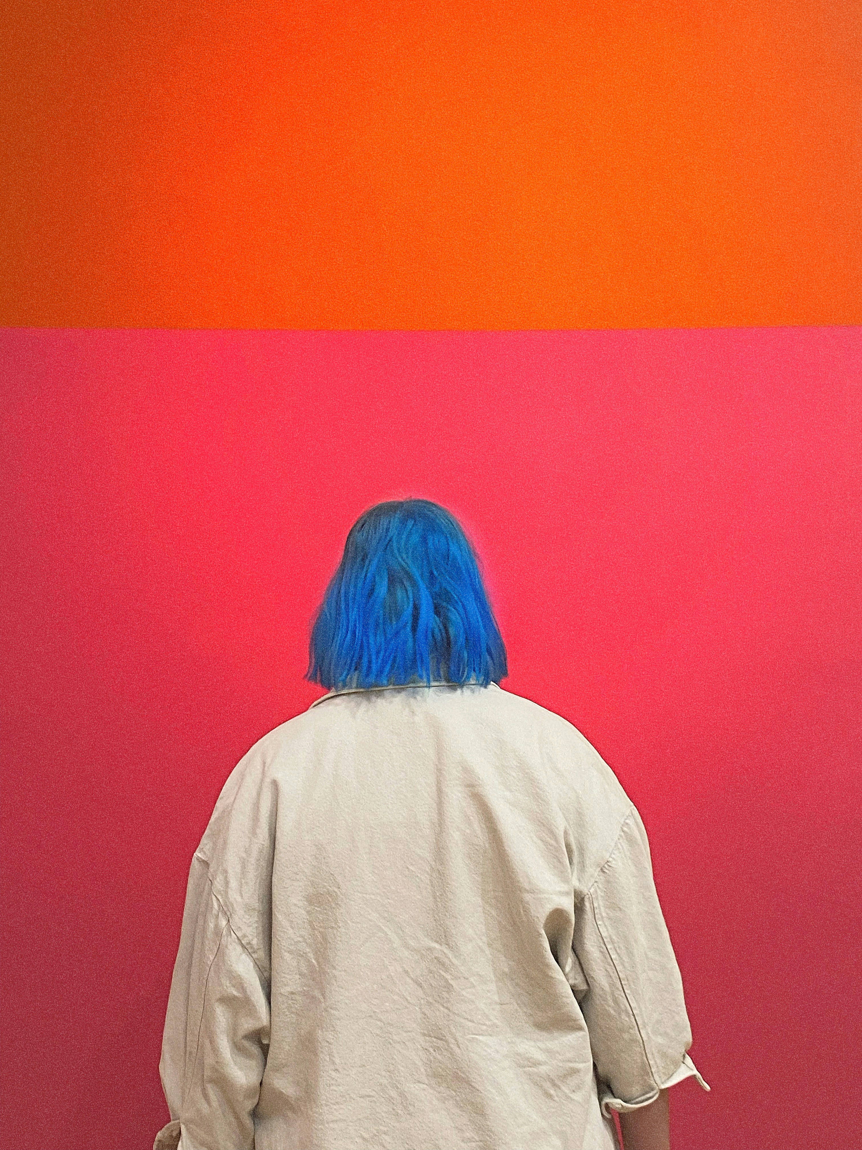 une personne aux cheveux bleus