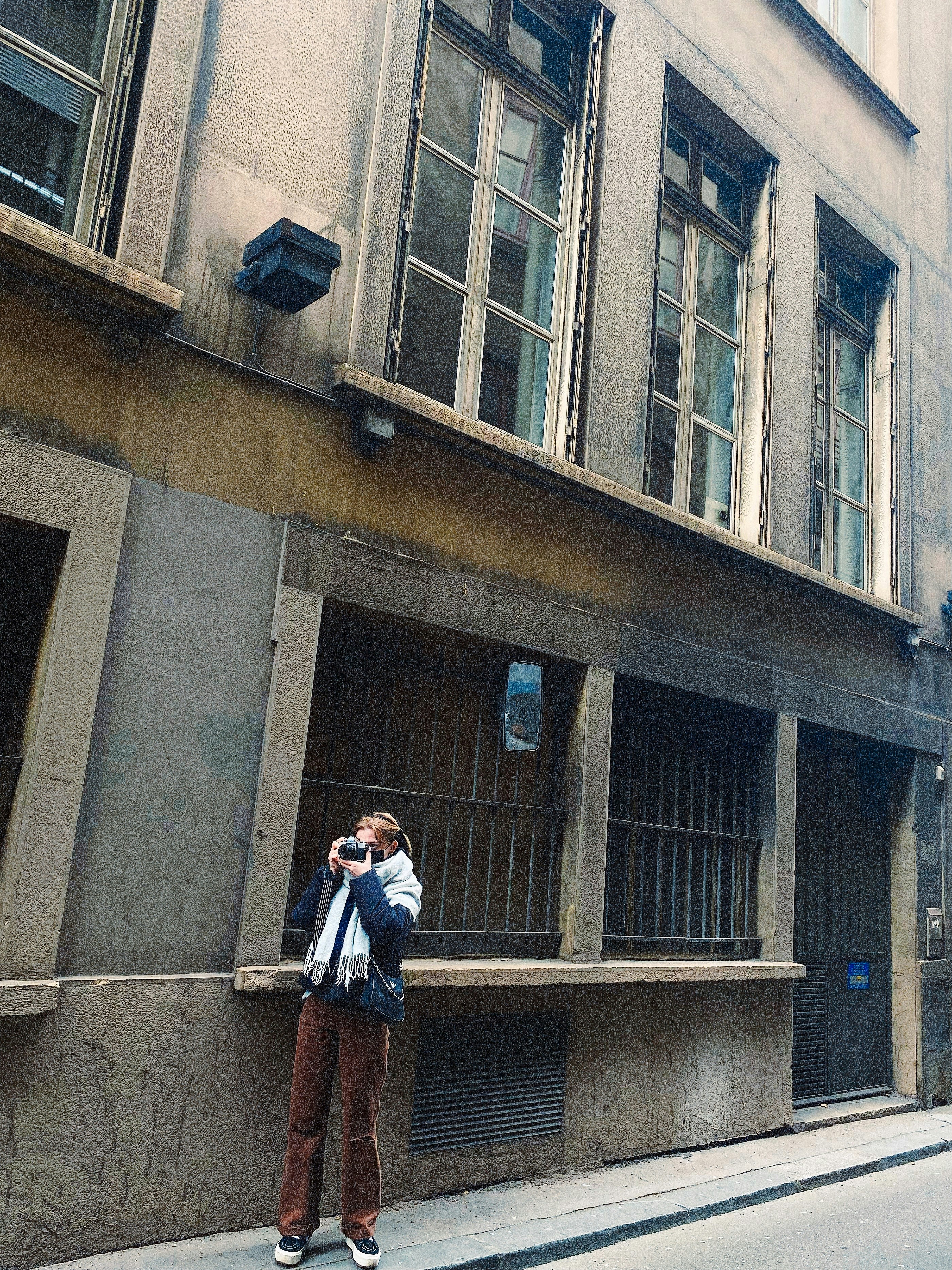 une personne prenant une photo d’un bâtiment