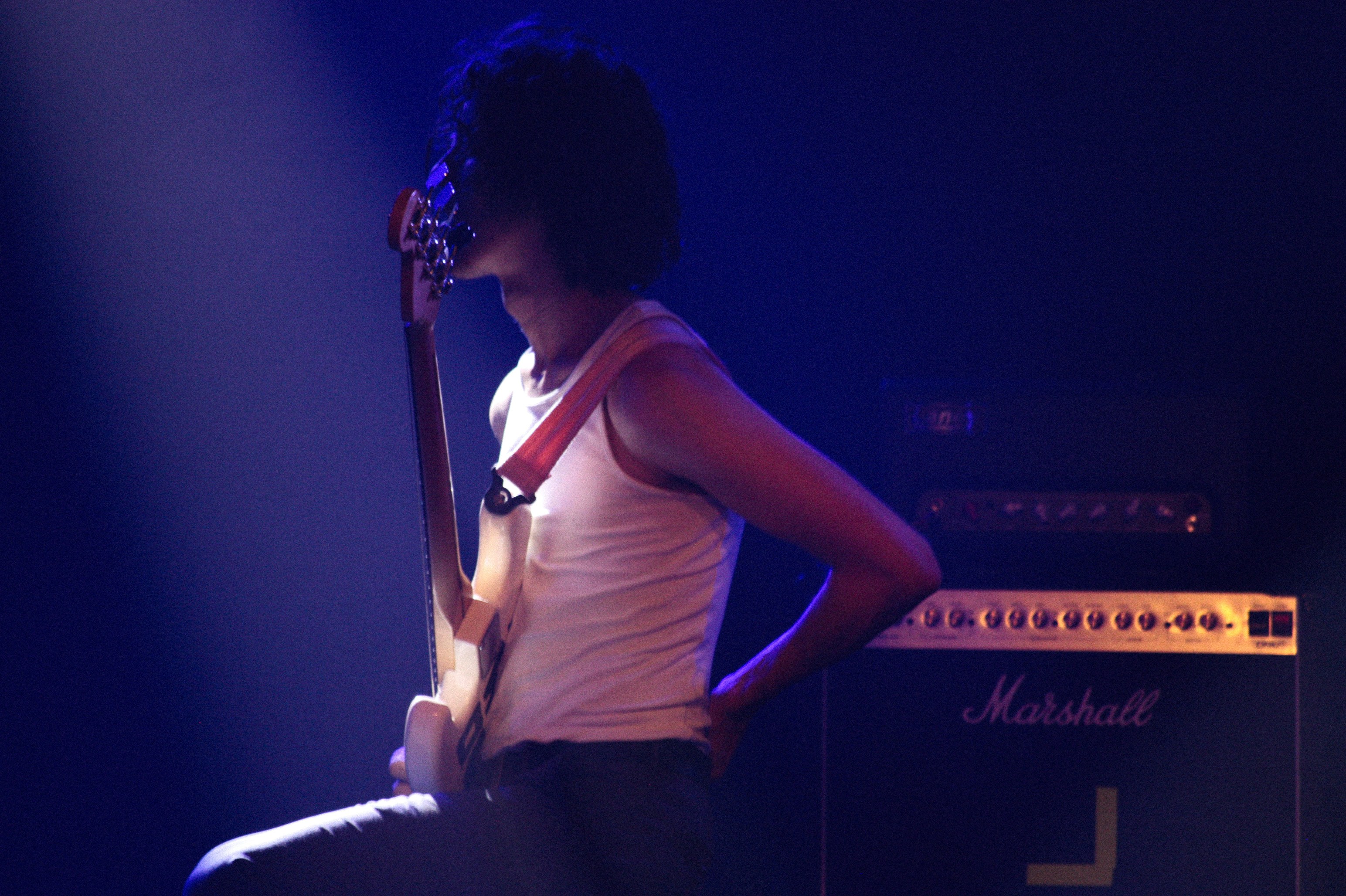 une personne tenant une guitare