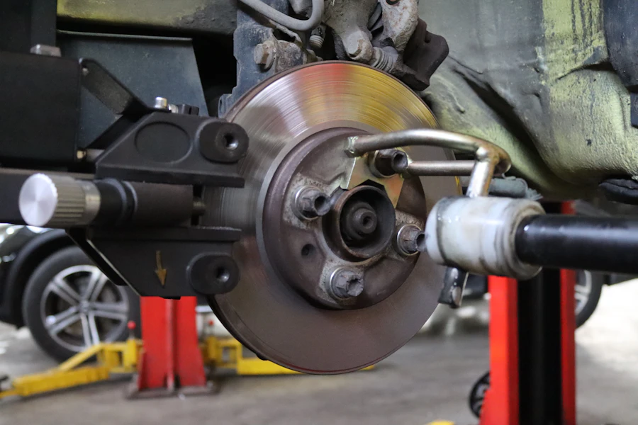 Automobilio priekinė pakaba ir stebulė ant pakeliamo stovo
