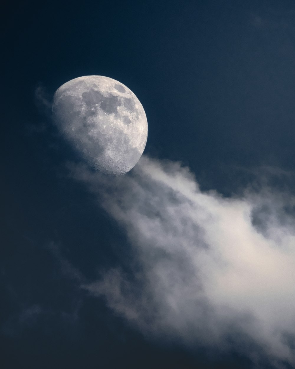 Une lune dans le ciel