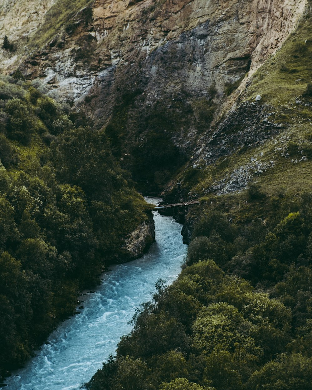 un río que atraviesa un valle