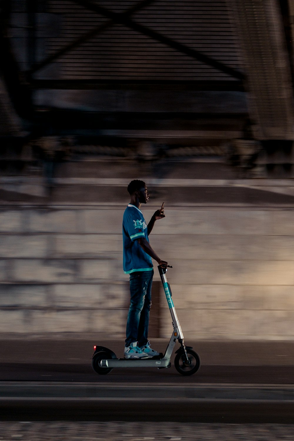 Un uomo su uno scooter