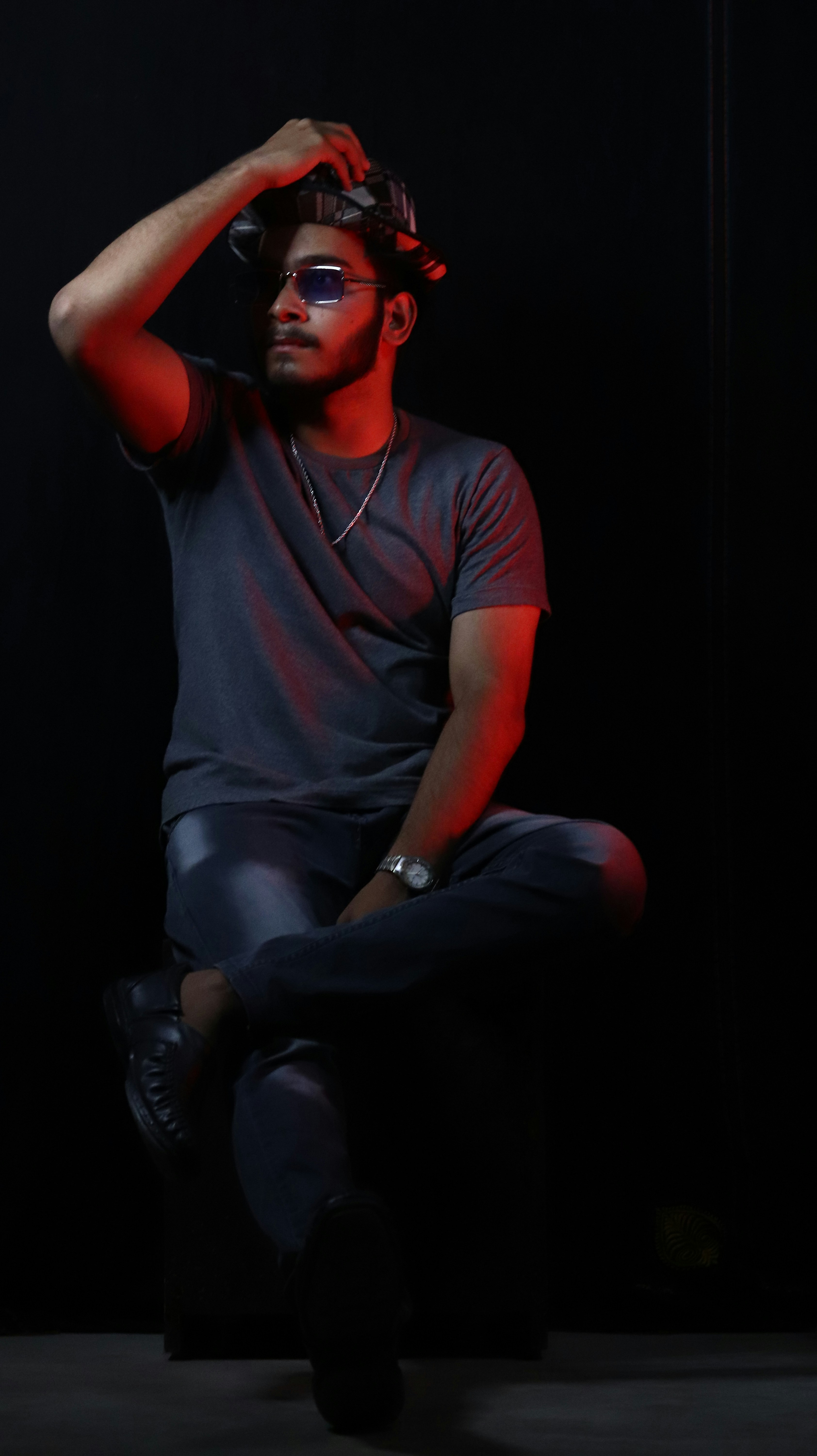 Ein Mann mit Hut und Sonnenbrille