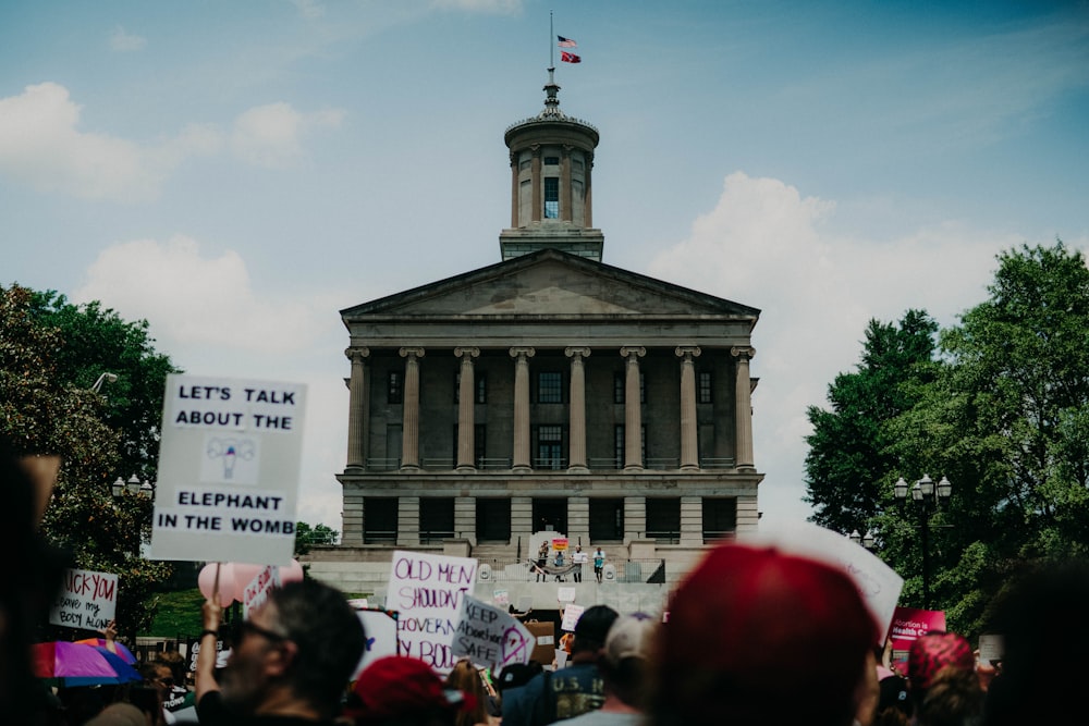 un grupo de personas de pie frente al Capitolio del Estado de Tennessee