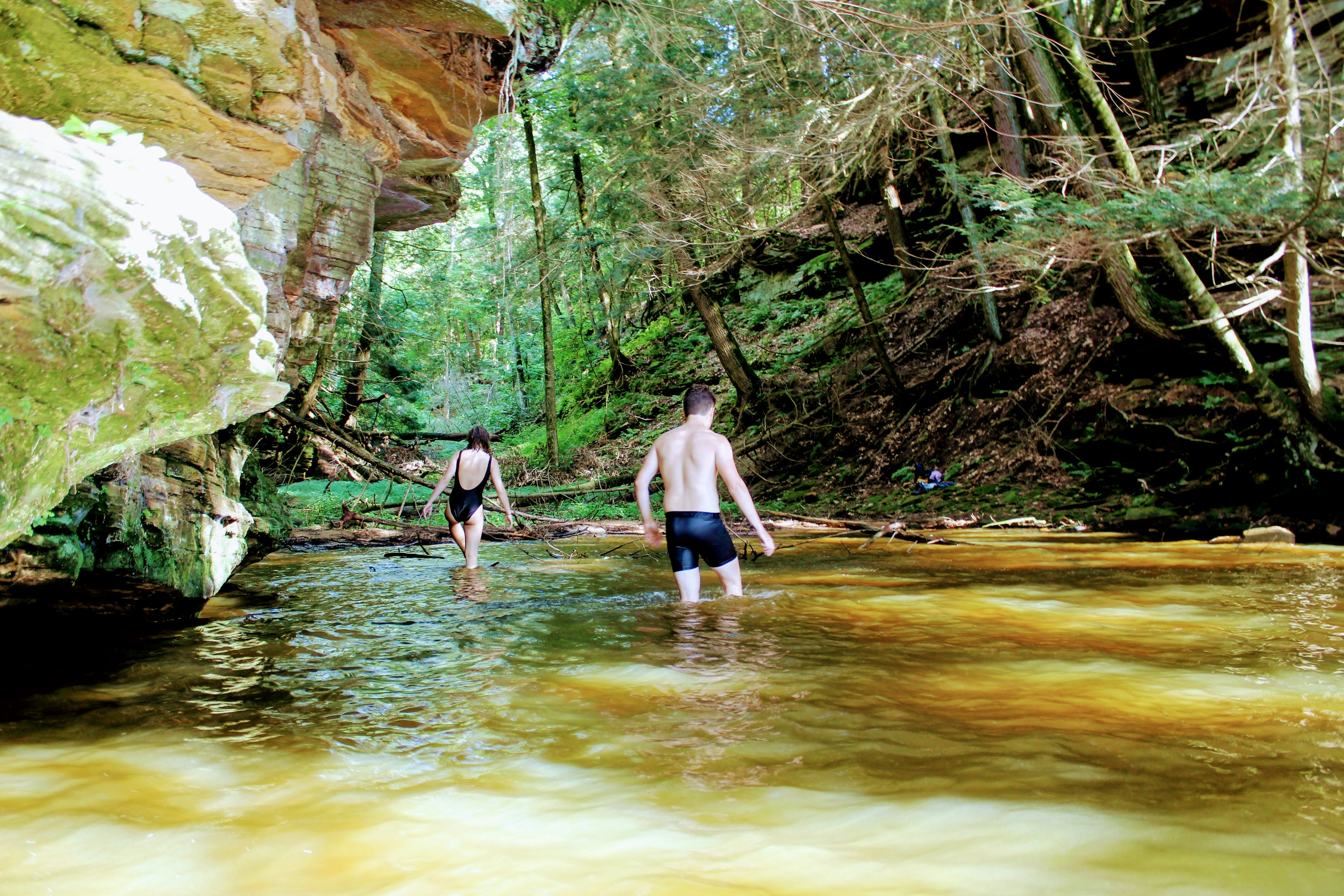 Un homme et une femme marchant dans une rivière