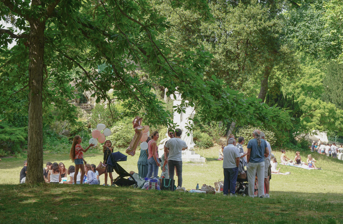 Groupe de personnes réunies au parc Monceau à Paris