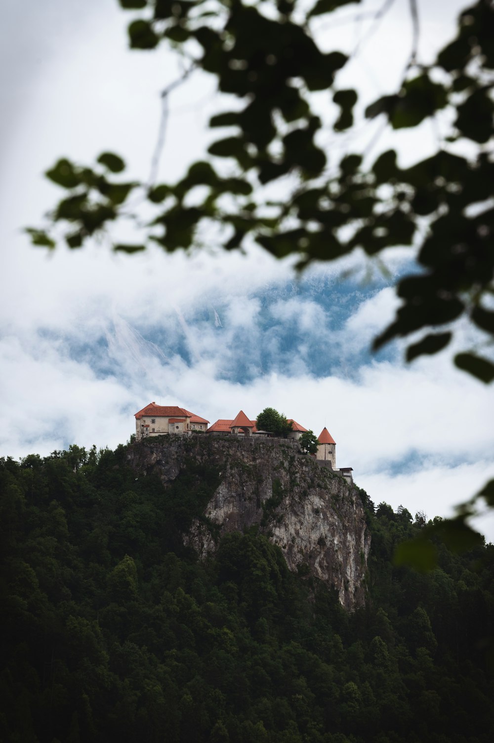 Un bâtiment sur une falaise