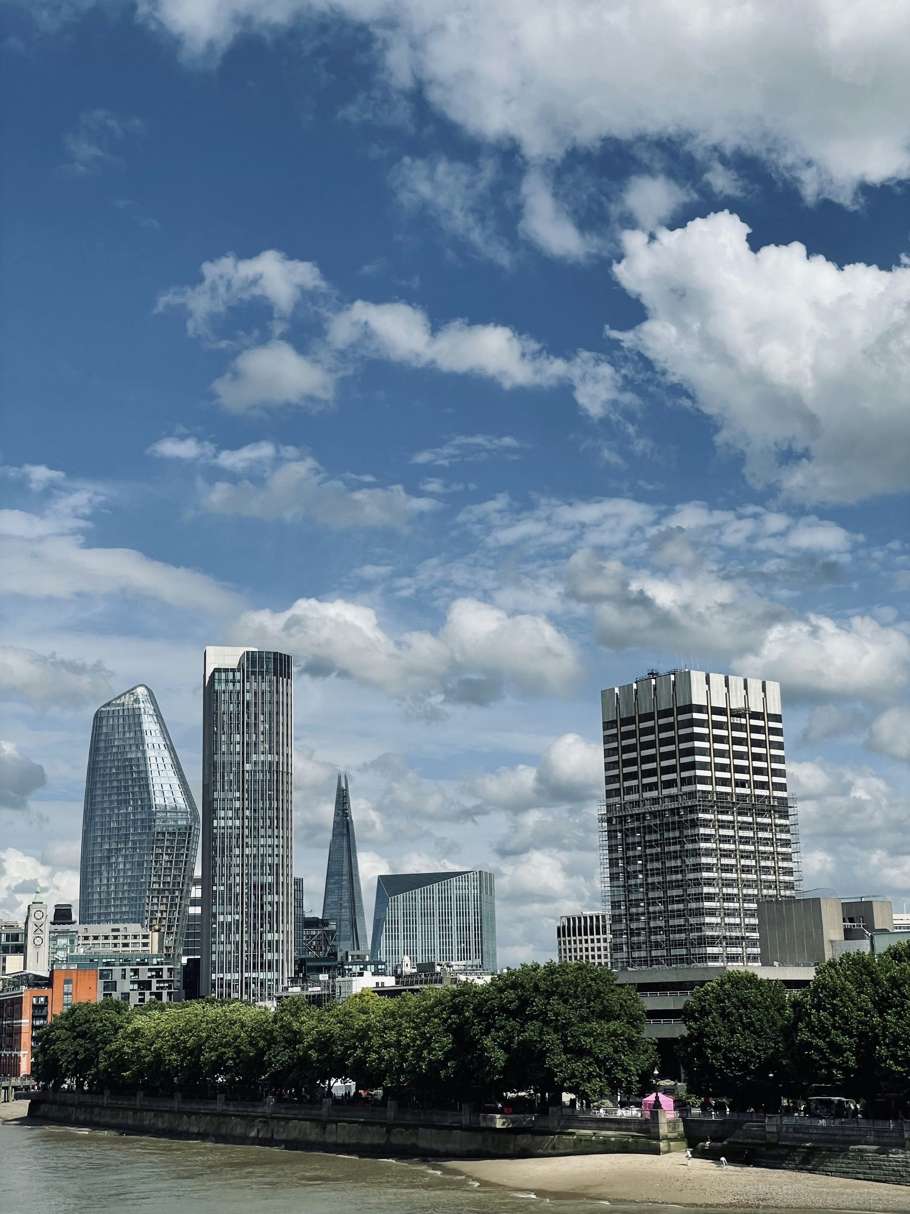Eine Skyline der Stadt mit einem Fluss