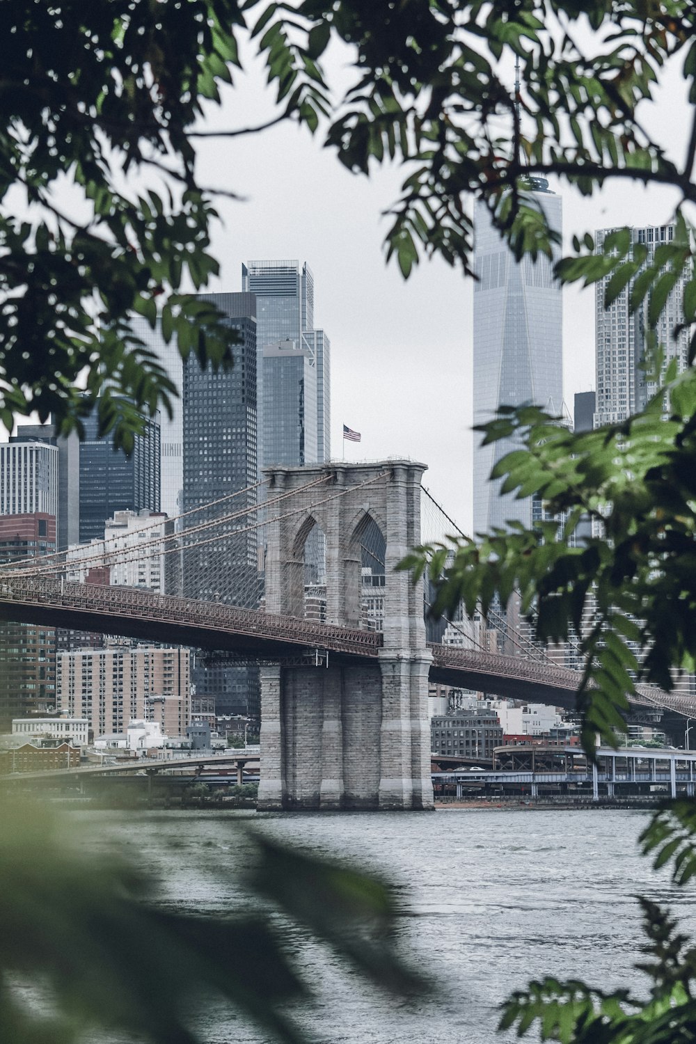 uma ponte sobre um rio