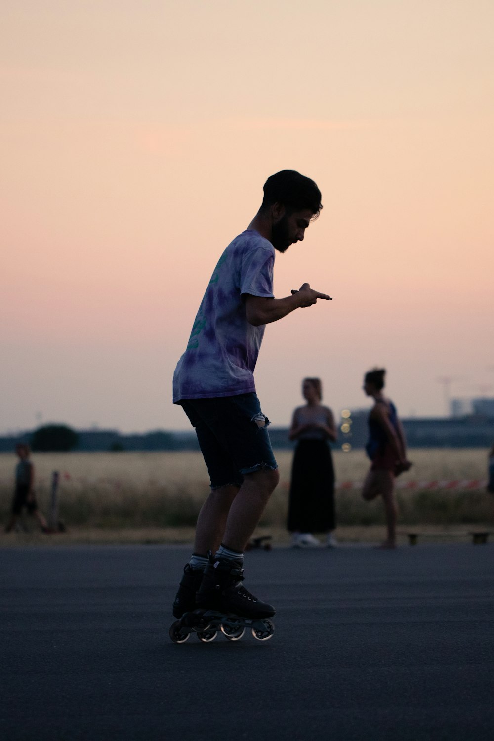 Un uomo skateboard lungo una strada