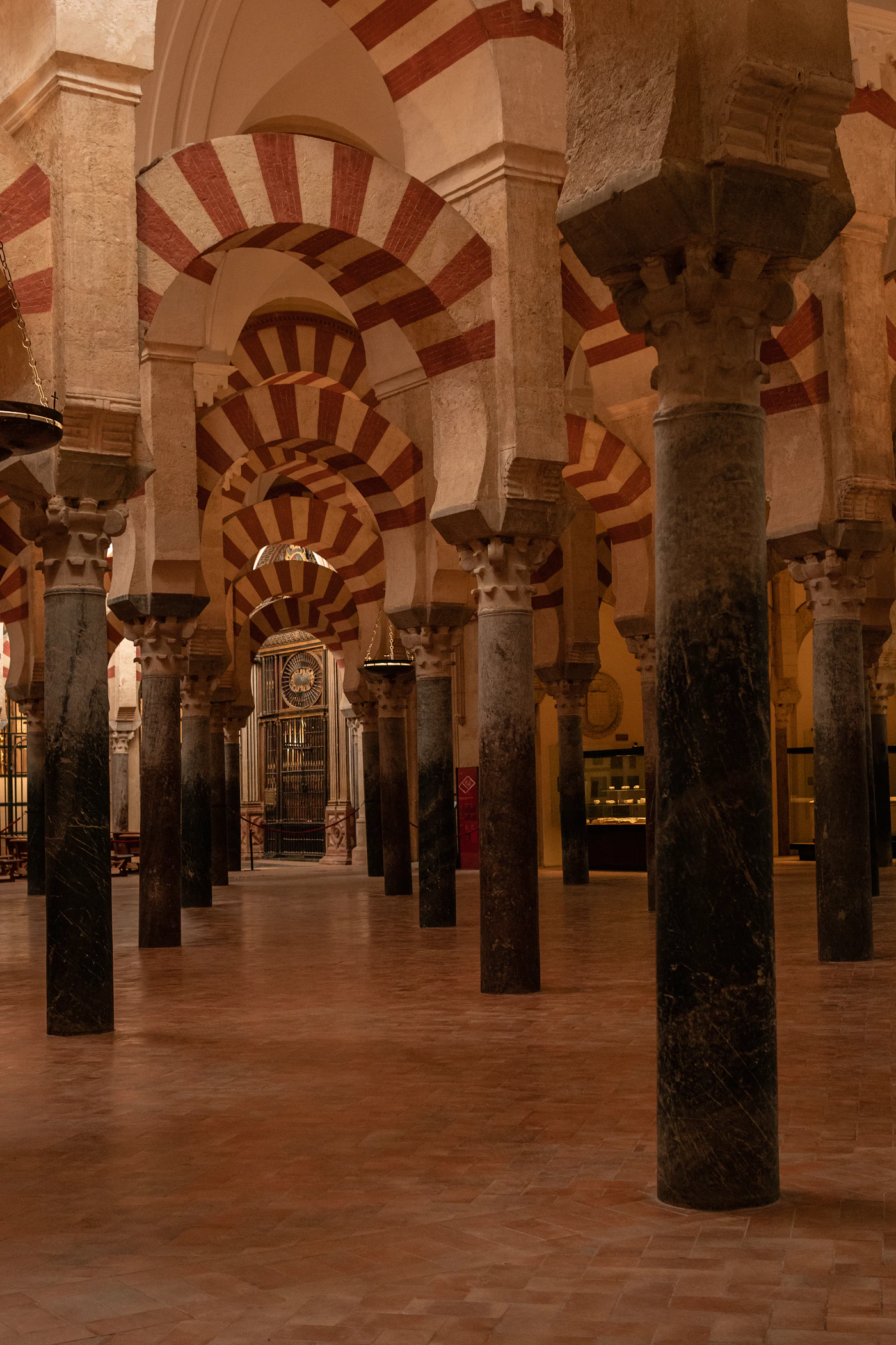 Arcos de herradura de la Mezquita-Catedral de Córdoba, España
