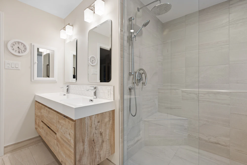 Baño moderno con ducha de vidrio y mueble de madera