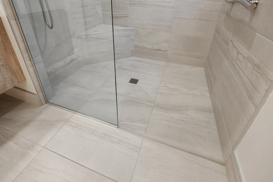 Low-threshold tiled shower base