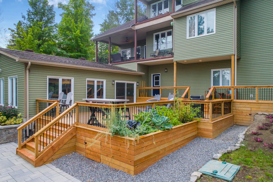 Modernes Haus mit Terrassendeck