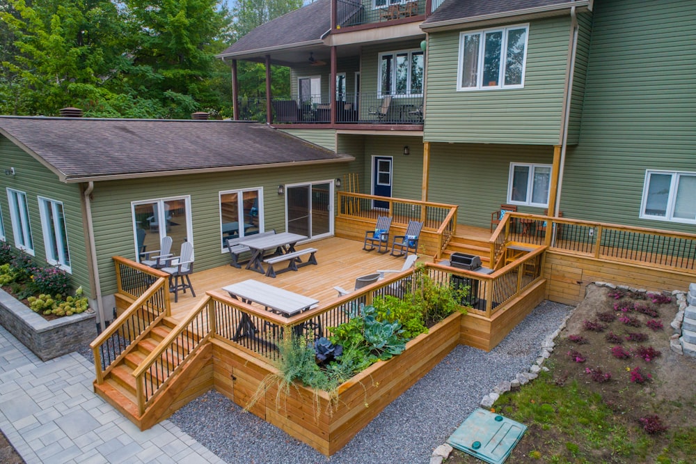 una terraza con sillas y mesas y una terraza con plantas