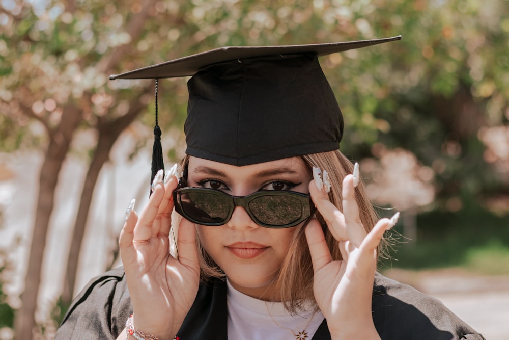 Una mujer con una gorra y una bata de graduación