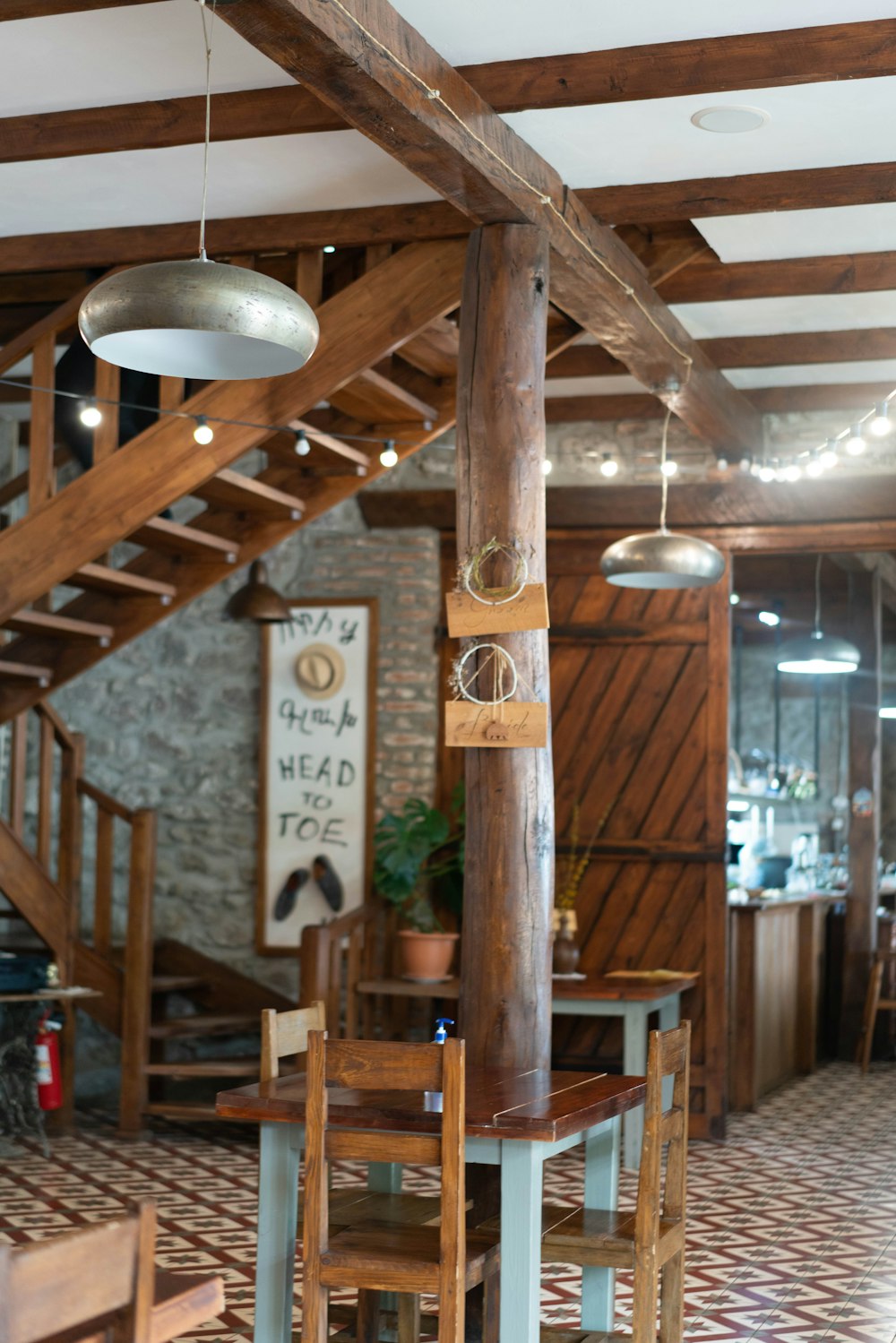 une table en bois avec une lumière