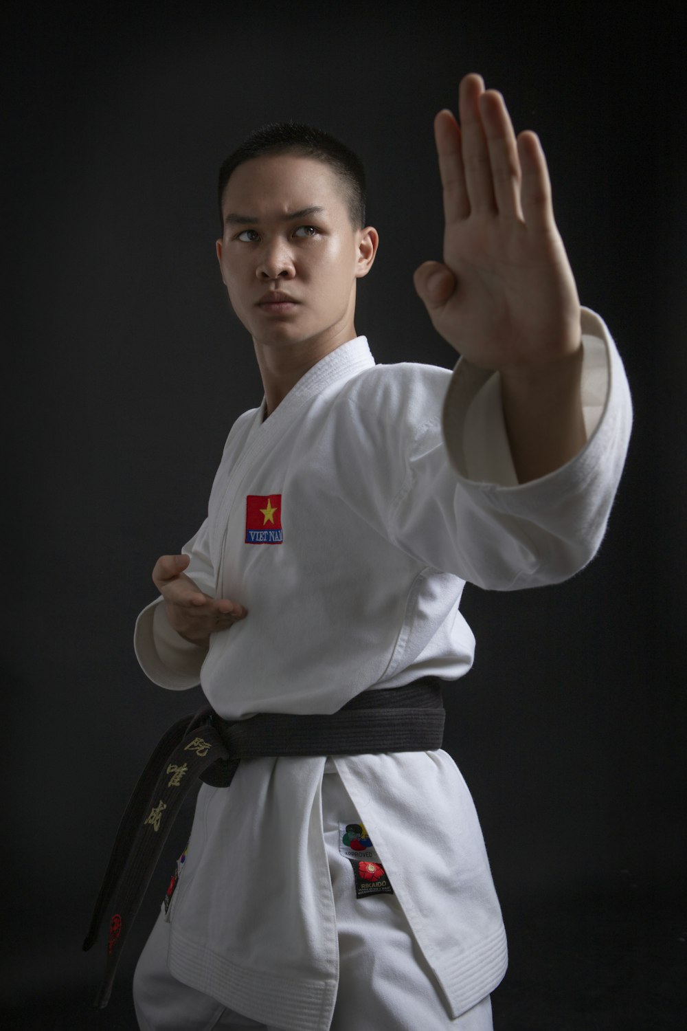 Foto Un hombre uniforme de karate – Imagen Fotografía artística gratis en Unsplash