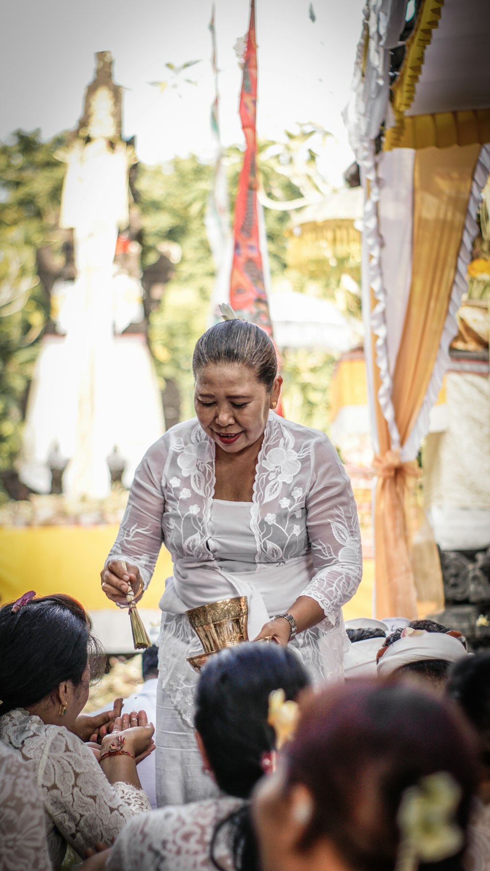 una persona con un vestido blanco