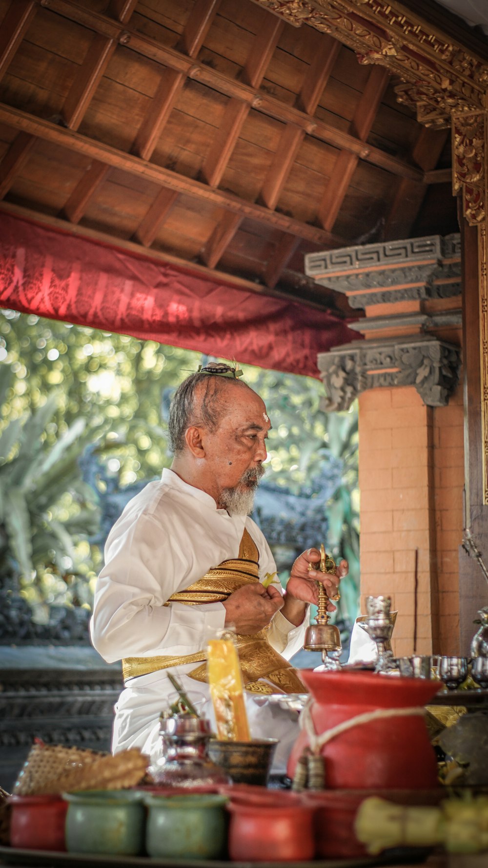 Una persona cocinando en una cocina