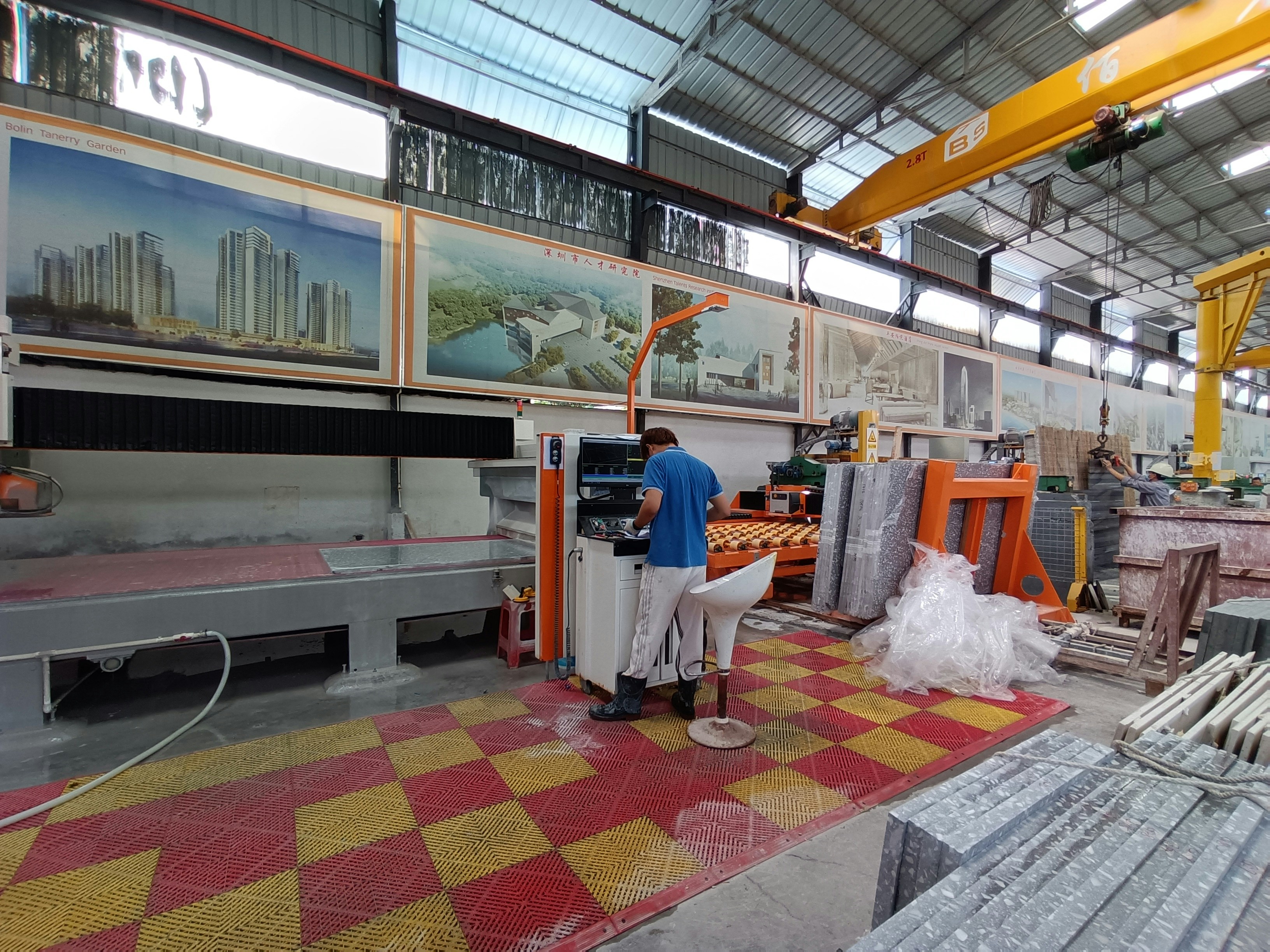 Bauunternehmer beim Erstellen einer Projektausschreibung