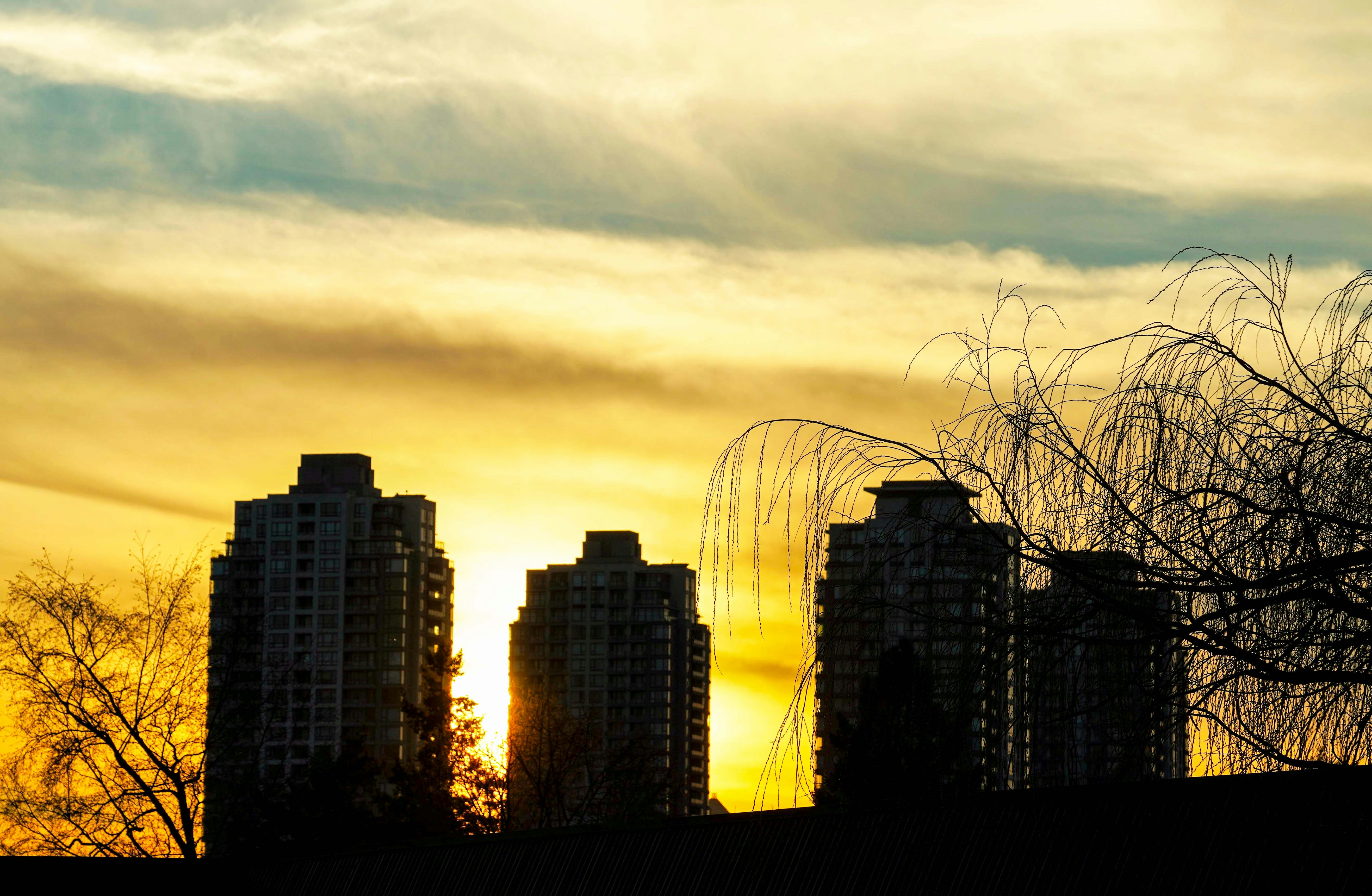 Eine Skyline der Stadt mit Riesenrad