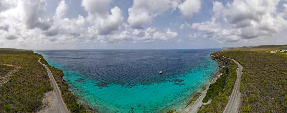 una strada accanto a uno specchio d'acqua