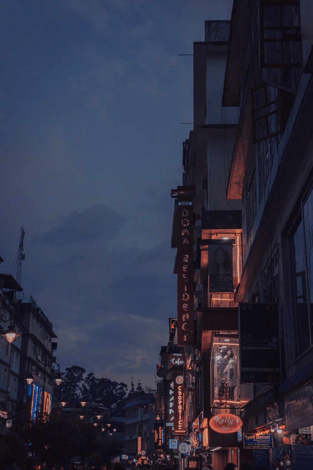 Eine Stadtstraße bei Nacht