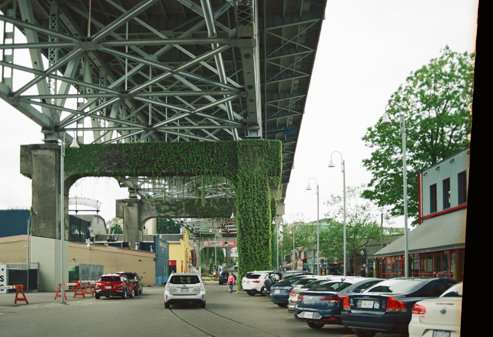 une rue avec des voitures et une passerelle couverte