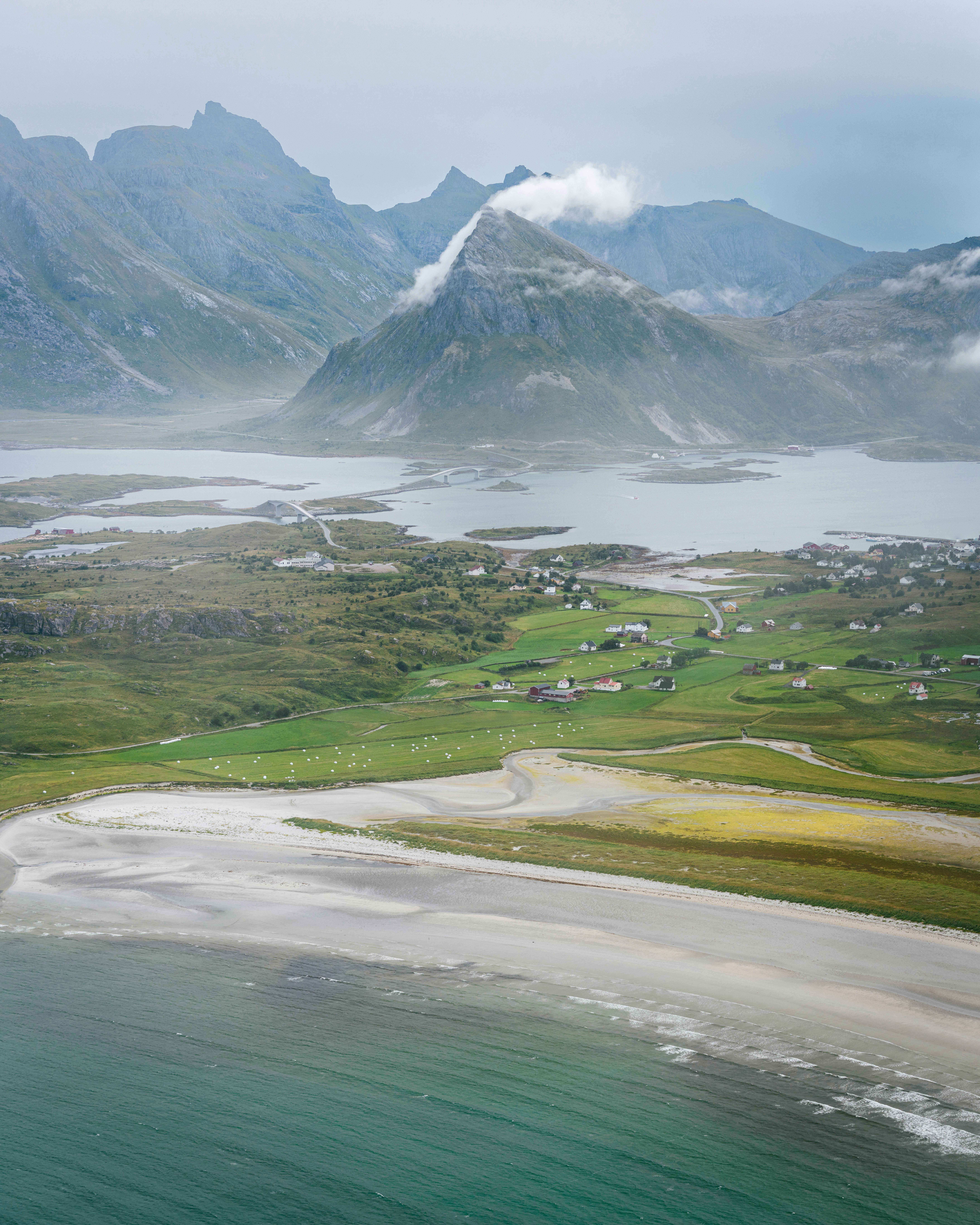 Un paysage avec des montagnes et de l’eau