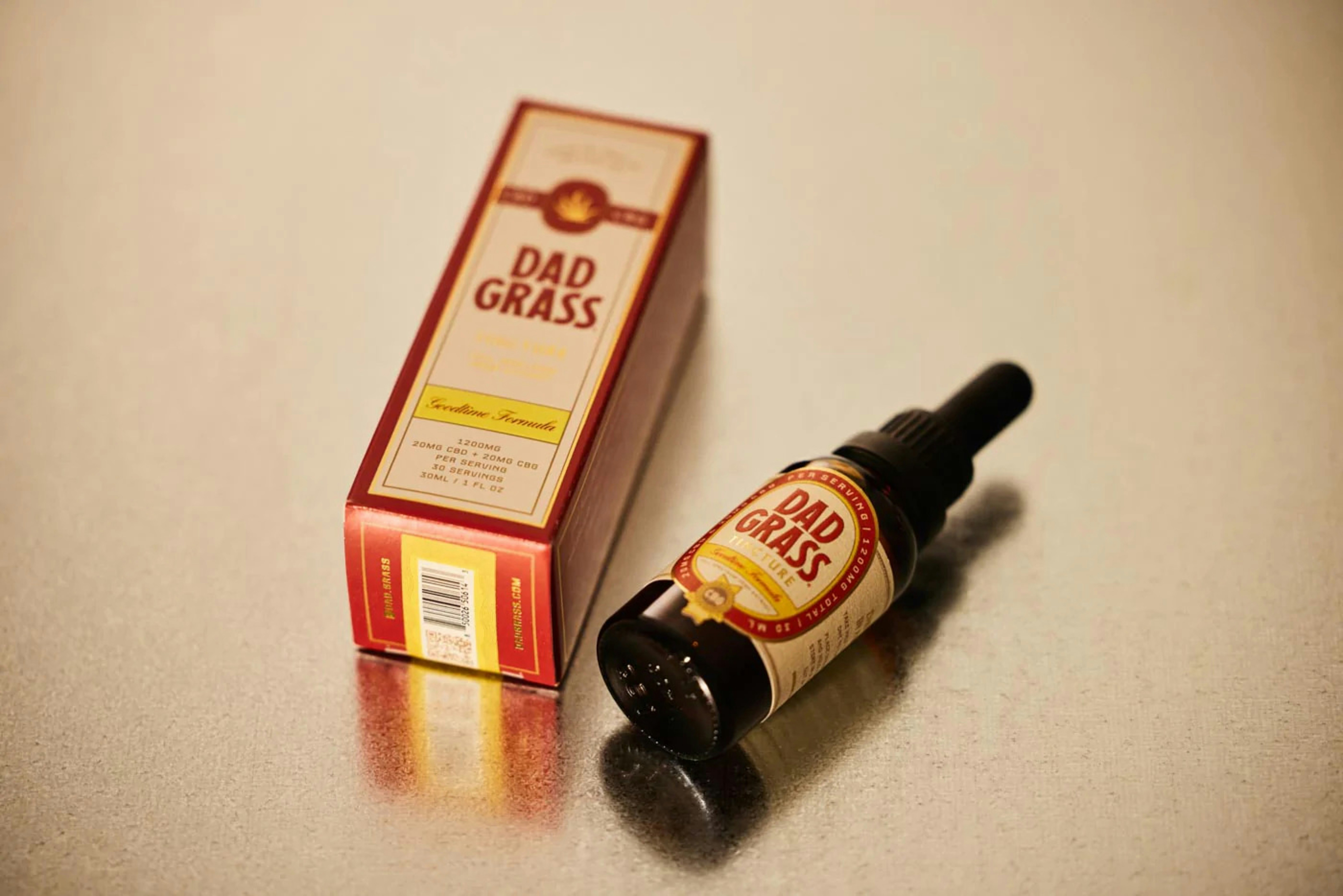 eine Flasche Schnaps neben einer Schachtel