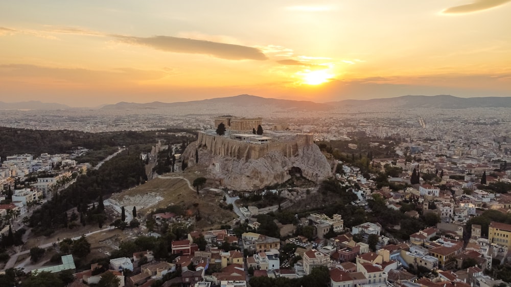 uma cidade com uma grande formação rochosa