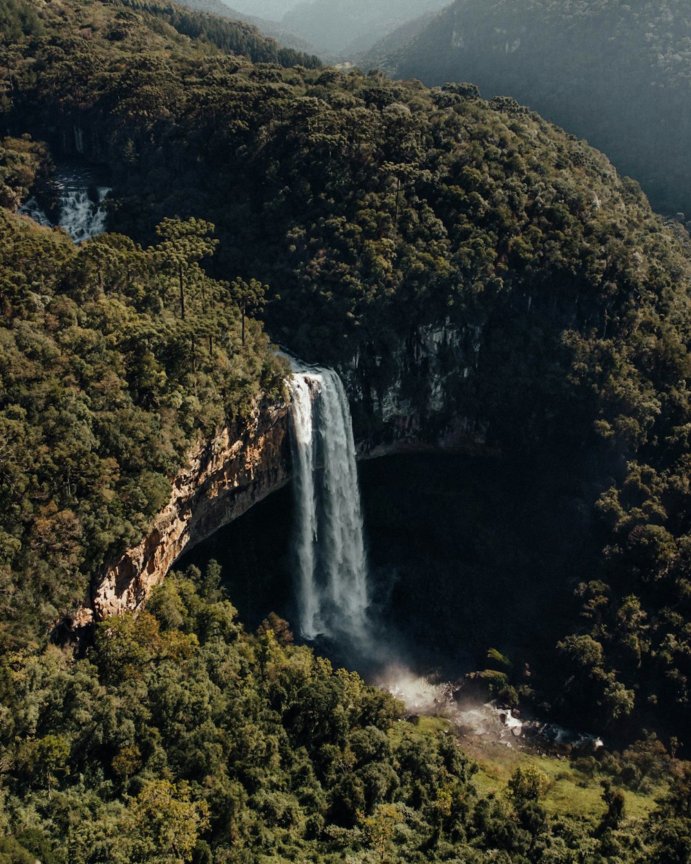Ein Wasserfall mit einem Berg im Hintergrund