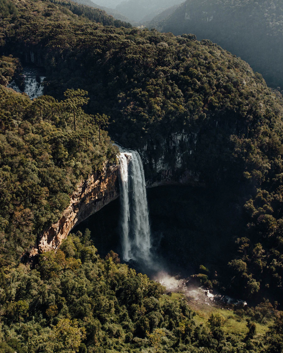 Cascata do Caracol entre a mata e os paredões de Canela