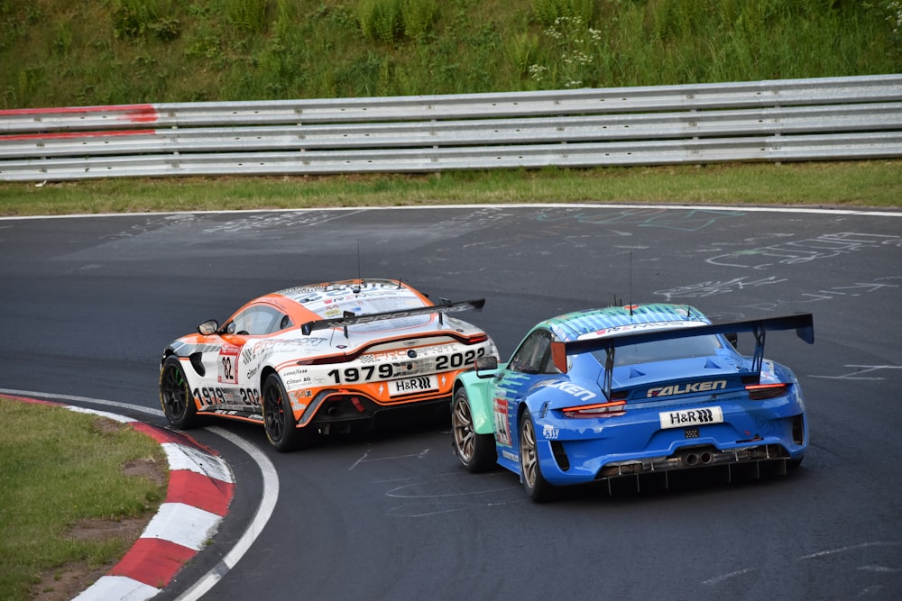 Dos coches de carreras en una pista