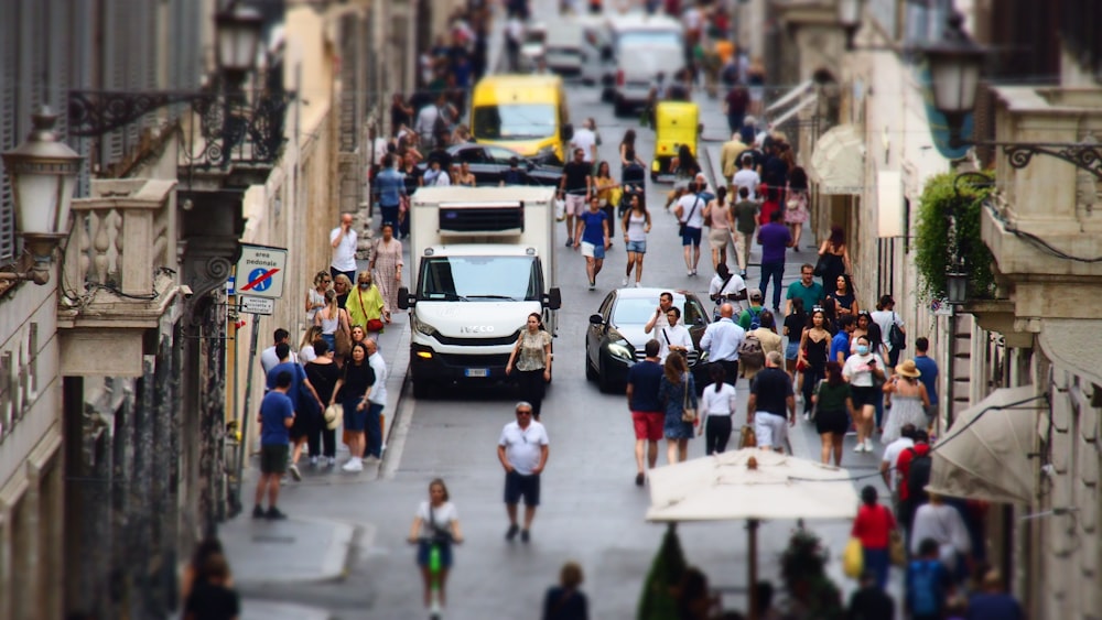 une foule de personnes marchant dans une rue