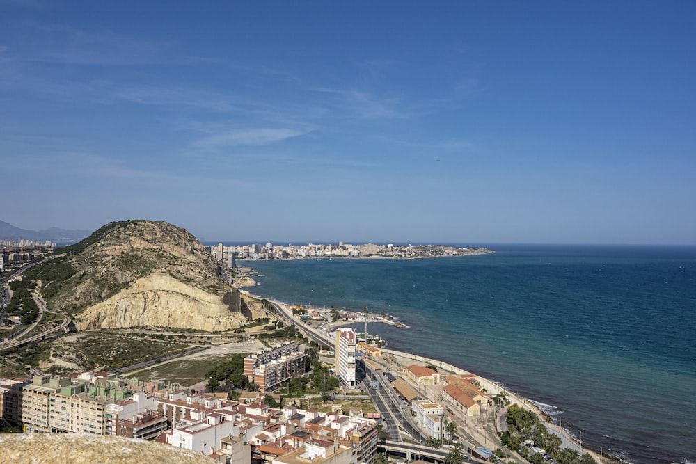 una ciudad junto a un cuerpo de agua