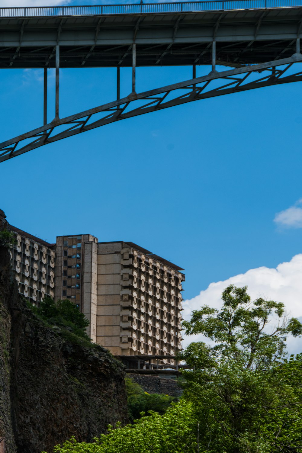 Un edificio sotto un ponte